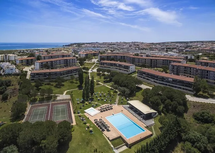 Resort-Style Spacious T2 With Pools And Tennis 5Min Beach Marina Lagos Lagos